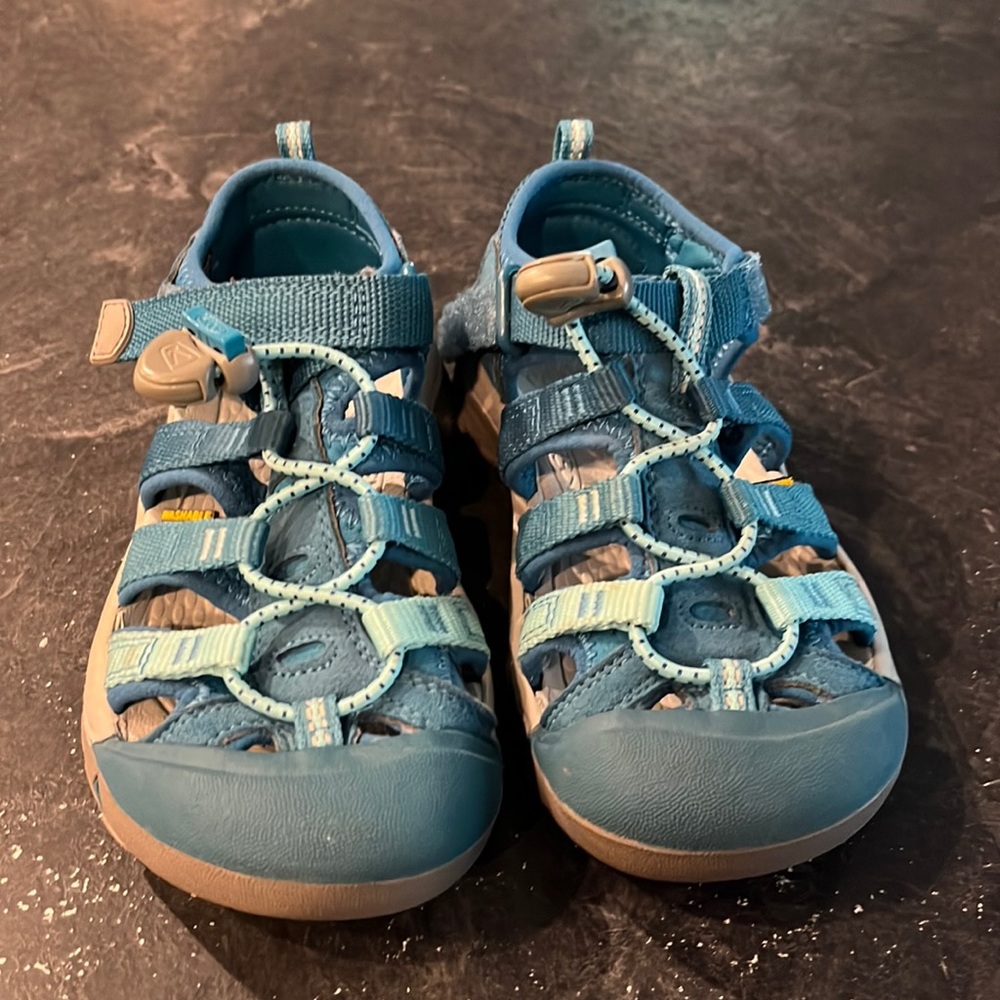 Youth Girls sz 12 Keen water sandals!